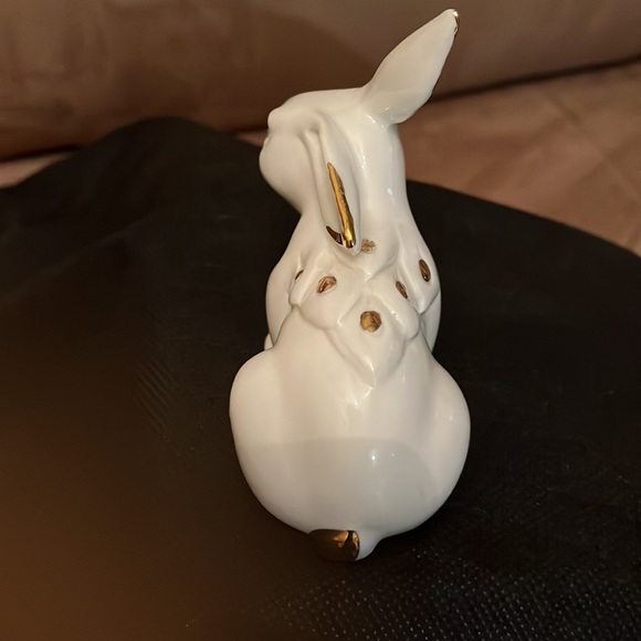 Vintage CAPODIMONTE BUNNY with 24 k hand painted accents - Picture 5 of 9